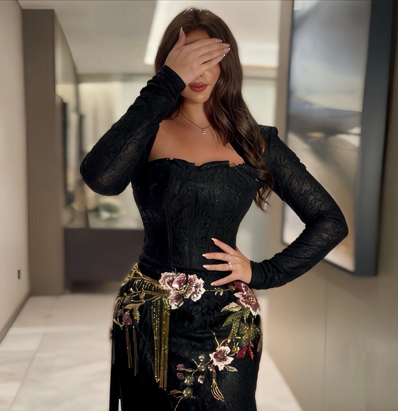 بدله الهدب والكريستال من لاين الهدب بخام الدانتيل الفرنسي الخاص ومع نقشه مشكوكه وشغل بارز علي خط الخصر والورك نظامها كورسيه تقدرين تضيفين أكمام حسب الطلب